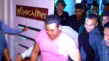 OMG! Shah Rukh Khan COPIES Salman Khan