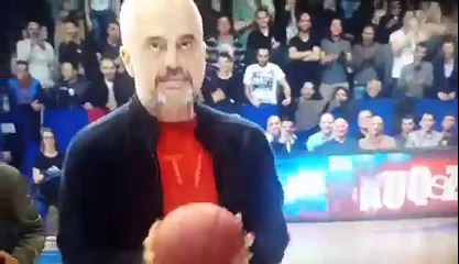 Edi Rama dy gjuajtje te lira ne Prishtine