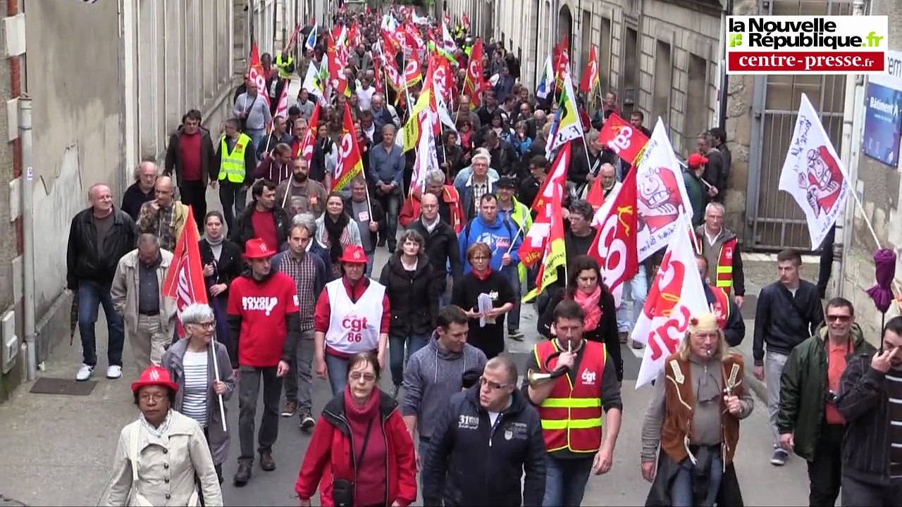 VIDEO. Poitiers. Loi Travail : les manifestant envahissent la mairie de Poitiers