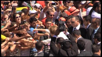 Seguidores de Rousseff acompañados con banderas despidieron a la mandataria.-