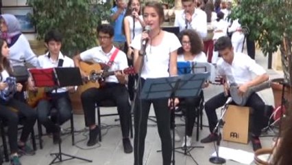 Marmaris'te, Hem Yıl Sonu Sergisi Açtı