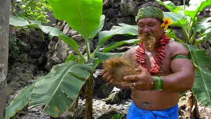 Cet autochtone a une technique bien à lui pour couper une noix de coco : Avec les dents !