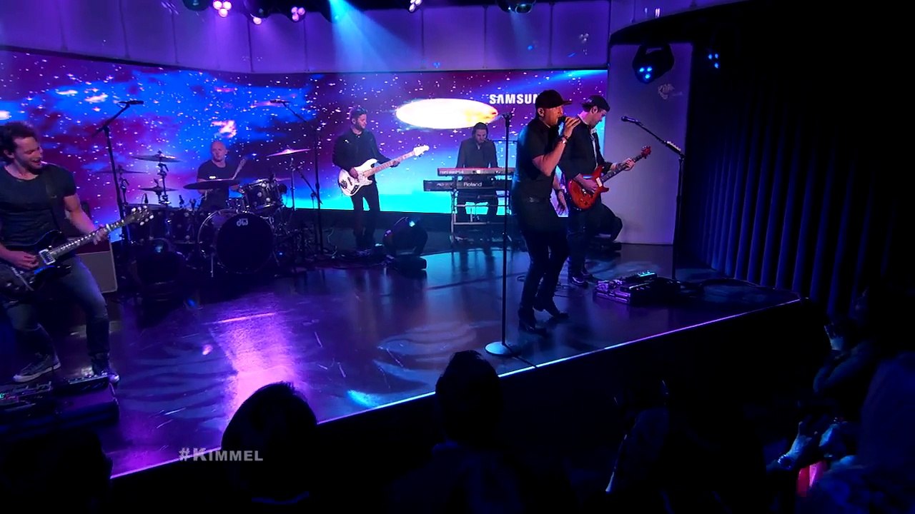 Cole Swindell Performs Middle of a Memory