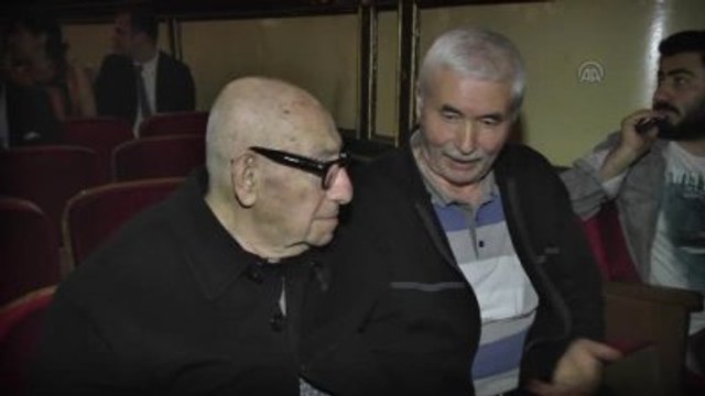 Ferhan Şensoy Kavuğunu, Rasim Öztekin'e Devretti