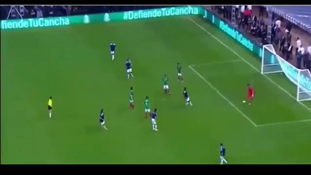 Au Mexique, Jose Mourinho s’incruste sur le terrain pour venir intercepter le ballon