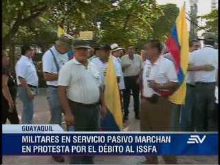 Marcha miembros del Issfa en Guayaquil