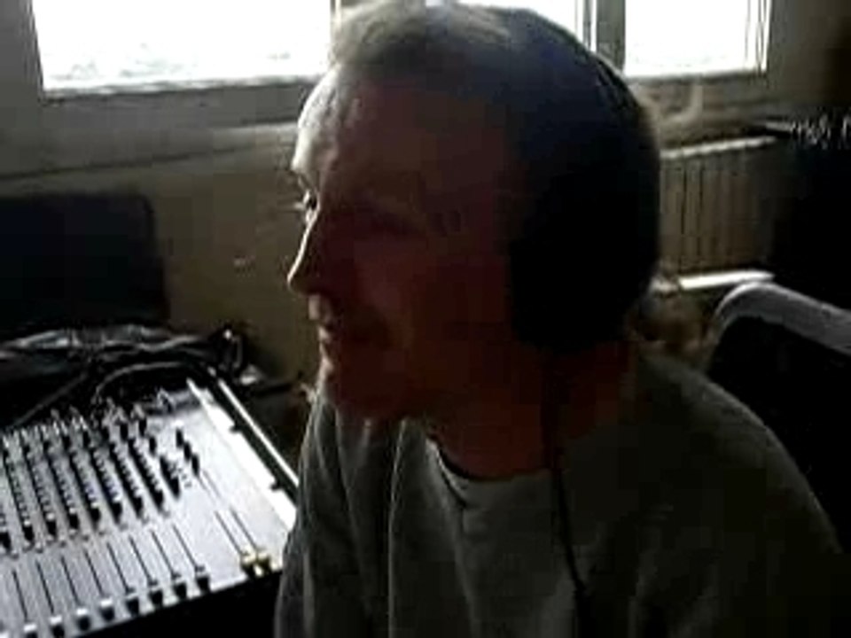 Franckou pete un cable pendant le mix