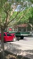 Un fou à tracteur en pleine rue fait un carnage