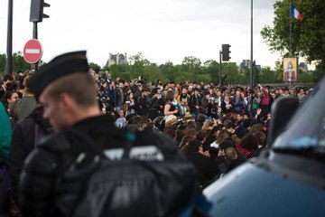 Paris karıştı... Göstericiler ile polis çatıştı