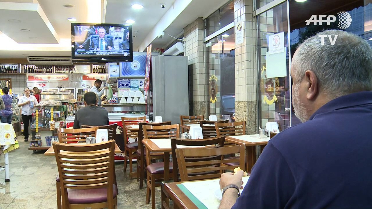 Brasileiros acompanham decisão sobre impeachment
