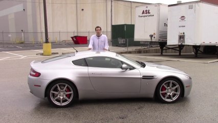 Comparaison d'une vielle voiture Kia et une Aston Martin...