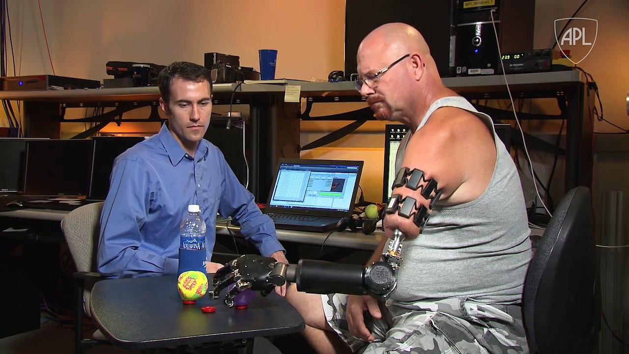 DARPA crea la primera prótesis robótica controlada mentalmente