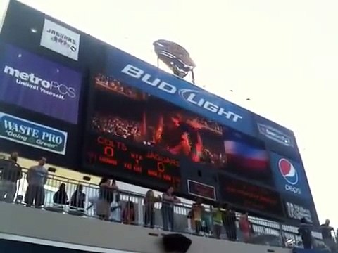 Des avions de chasse en rase-motte au dessus d'un stade de Football Américain : ça c'est du show