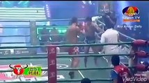 Un combattant Muay-thaï au bord de l'épuisement met KO son adversaire