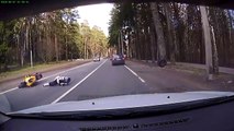Un motard se prend un pneu de voiture et chute lourdement. Pas de chance