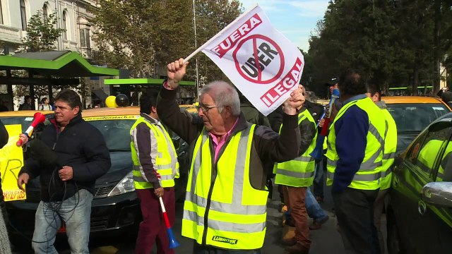 ¡Fuera Uber!”, claman taxistas chilenos