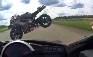 Çarpışmanın Etkisiyle Havaya Savrulan Motosiklete Vurdu