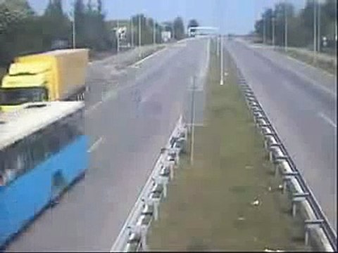 Questi camionisti sono FUORI DI TESTA.Guardate cosa combinano in autostrada...