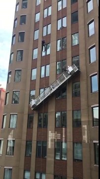 Etats-Unis: Deux laveurs de vitres suspendus dans le vide au 15e étage d'un immeuble de New York