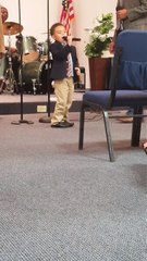 Deux hommes chantent du gospel dans une église mais un petit garçon leur vole la vedette !