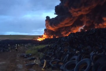 Un incendio devora el cementerio de neumáticos de Seseña