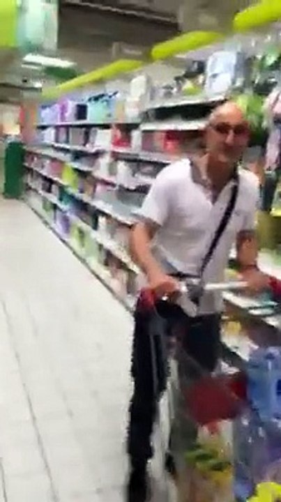 Un cheval mange des pommes dans un supermarché