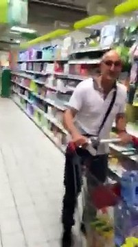 Un cheval mange des pommes dans un supermarché