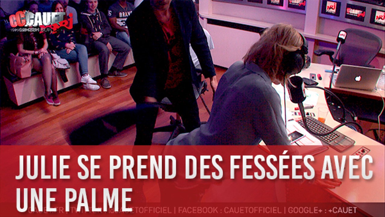 Julie se prend des fessées avec une palme - C'Cauet sur NRJ