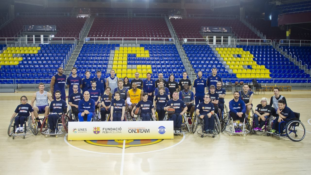 L'equip de bàsquet amb 'One Team'