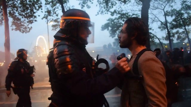 Un CRS donne un coup de matraque sur la tête d'un manifestant