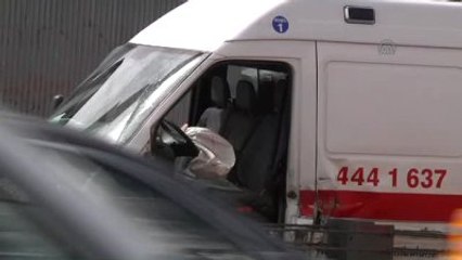 Bariyerlere Çarpan Ambulansın Sürücüsü Yaralandı