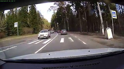 Un motard se fait percuter par un pneu de voiture