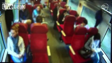 Ce brave conducteur avertit les passagers avant une collision avec un camion