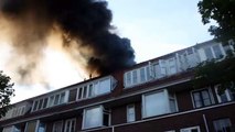 Vlammen slaan uit dak bij brand Parkweg Stad - RTV Noord