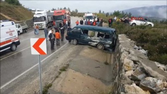 Sakarya Tır Tarım İşçilerini Taşıyan Minibüsle Çarpıştı: 1 Ölü, 6 Yaralı