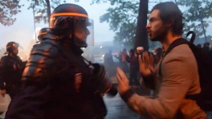 Un manifestant essaye de faire le malin avec un CRS à Paris