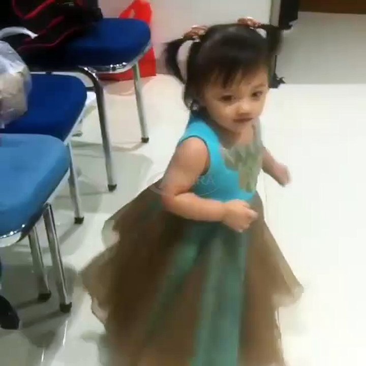 Gayanya Arsy Addara Tunjukin Gaun Pesta Baru Sambil Muter Muter l Anang Hermansyah & Ashanty