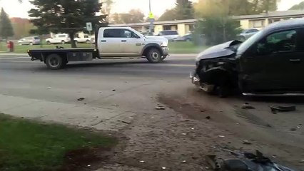 Tentative de délit de fuite avec un pick-up accidenté