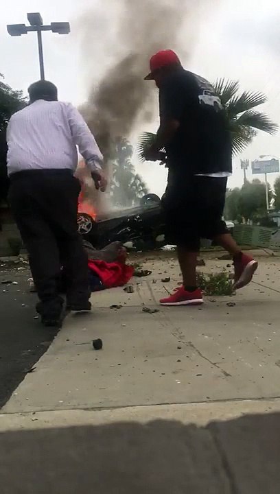 Un commerçant risque sa vie pour sauver un conducteur des flammes