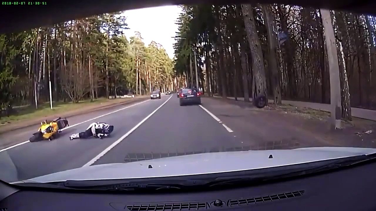 Un motard chute à cause d'un gros coup de malchance !
