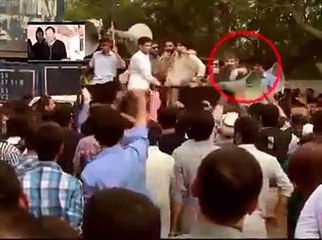 Farooq Sattar ko stage per atay hi "Lanat Or Qatil' k tanay sunany per gye