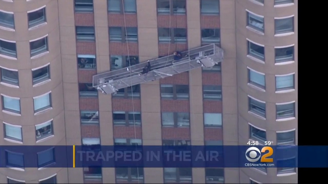 Deux laveurs de vitres coincés au 17e étage d'un immeuble