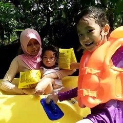 Video Bilqis Khumairah Razak Naek Ban Renang Sama Keponakan l Ayu Ting Ting