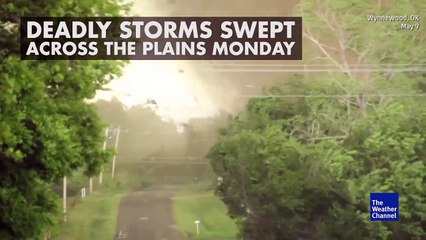 Τυφώνας διαλύει τα πάντα στο πέρασμα του