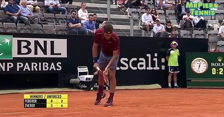 Поймал улетающий мяч за пределы корта