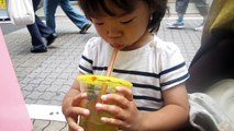 Drink tapioca ひかり君（3歳）、タピオカを飲む
