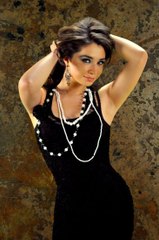 Güzel Şarkıcı, Ellerini Kullanmadan Pantolonunu Giydi