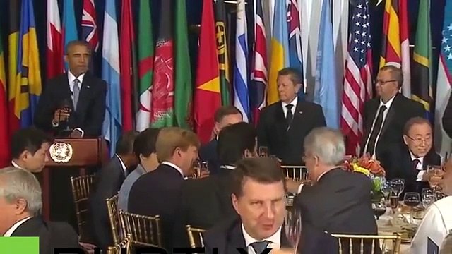 Obama brinda con i capi di Stato: guardate cosa succede quando si avvicina a Putin