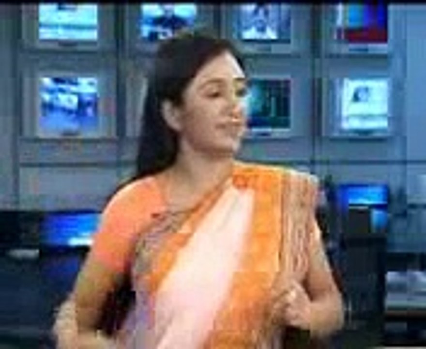 HOT Newsr eader singing in  newsdesk unaware of Live telecast 2016