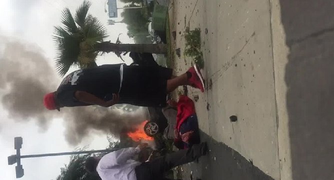 Il sort un automobiliste d'une voiture en feu